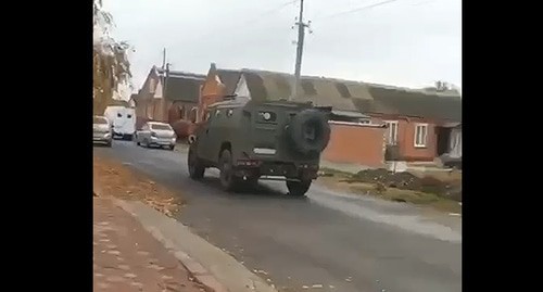 Law enforcers' vehicle at the house of Magomed-Sali Daurbekov, the former imam of Karabulak. Screenshot from the Caucasian Knot video 