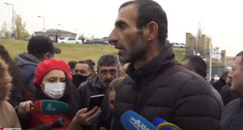 Protesters in front of the building of the Armenian Ministry of Defence. Yerevan, November 16, 2020. Screenshot of the video https://www.youtube.com/watch?v=RxYiI6GYtfk&amp;feature=emb_logo