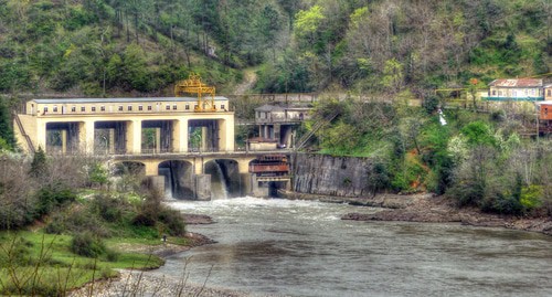 HPP on the Rioni River. Photo courtesy of  Roberto Strauss, https://commons.wikimedia.org/w/index.php?curid=34705045