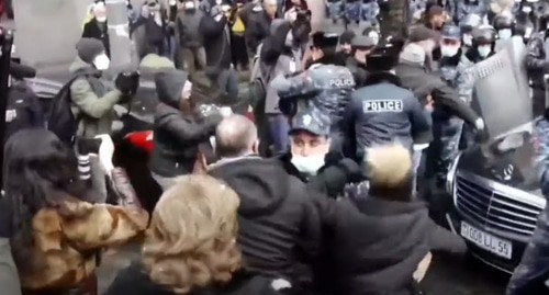 A government car hits an activist and a policeman. Screenshot: https://youtu.be/h_Me-TPVxXU