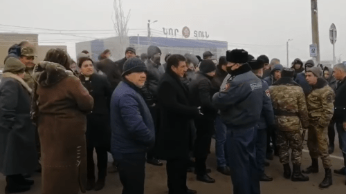 Protest action the building of the military university in Yerevan, January 8, 2021. Screenshot: https://www.youtube.com/watch?v=xJuZxKsM8Hw&feature=emb_logo