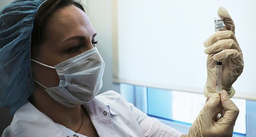 Medical worker, December 2021. Photo: REUTERS/Maxim Shemetov