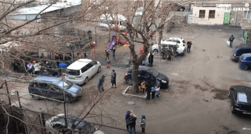 Residents of Yerevan ran out into the streets during the earthquake. February 13, 2021. Screenshot of the video https://youtu.be/e03OB786RVE