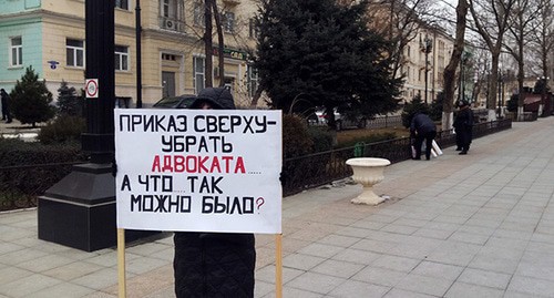 Zainab Rabadanova holds solo picket in Makhachkala, February 19, 2021. Photo by Rasul Magomedov for the Caucasian Knot