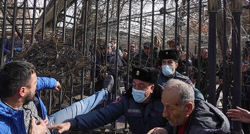 The police officers and protesters. Yerevan, February 25, 2021. Photo: REUTERS/Artem Mikryukov