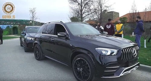 Athletes Magomedrasul Khasbulaev, Magomed Bibulatov, and Arthur Beterbiev, members of the Chechen team, received keys to Mercedes cars from the Akhmat Kadyrov Foundation. Screenshot: http://vk.com/ramzan?w=wall279938622_569846