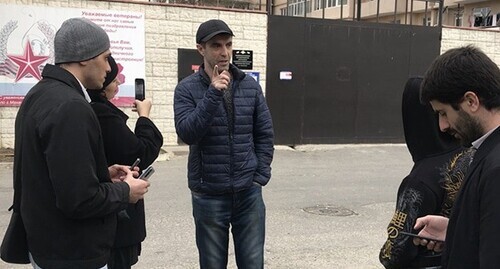 Murad Manapov with journalists and activists who came to see him. April 14, 2021. Photo by Patimat Makhmudova for the "Caucasian Knot"