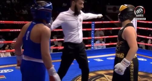 The boxing match of Adam Kadyrov (dressed in black) with Aslan Bittirov. Screenshot of the video https://youtu.be/GrfMEoDgbrE