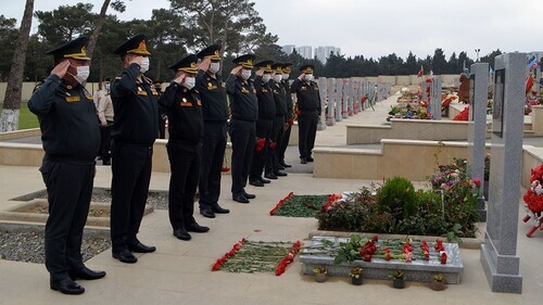 Azerbaijani soldiers at the war memorial. Photo by the press service of the Azerbaijani Ministry of Defence https://mod.gov.az/ru/news/pochtena-pamyat-nacionalnogo-geroya-azerbajdzhana-ilgara-mirzoeva-35762.html