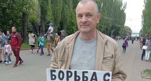 Vladimir Telpuk holds a solo picket in Volgograd, May 9, 2021. Photo by Vyacheslav Yaschenko for the Caucasian Knot
