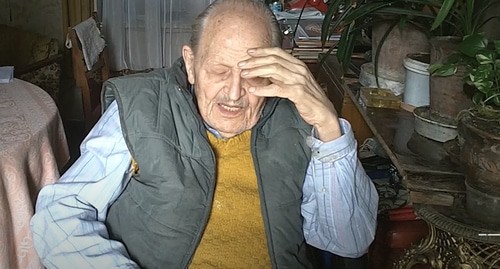 Nikolai Chuyanov, a lonely World War II veteran, at home. Screenshot of the video posted by the Caucasian Knot