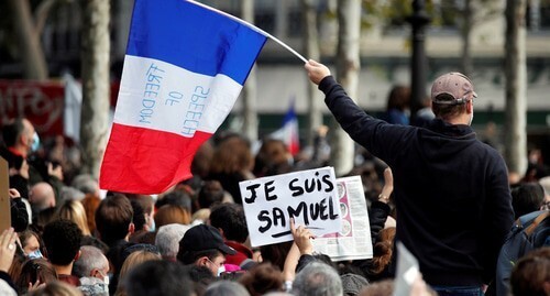 People in Place de la République in Paris pay tribute to Samuel Pati, a French teacher who was beheaded in the streets of a Parisian suburb, France, October 18, 2020. Photo: REUTERS/Charles Platiau