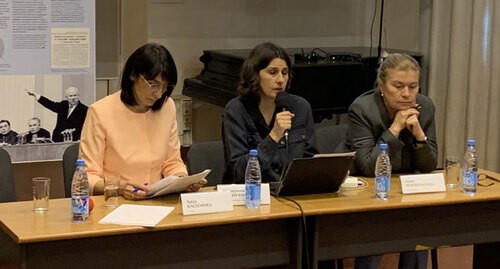 Aida Kasimova, Ekaterina Sokiryanskaya, and Olga Ilmuradova at the seminar "Prevention of right-wing radical and religiously motivated violent extremism. Looking for a positive experience." Moscow, June 3, 2021. Photo by Oleg Krasnov for the "Caucasian Knot"