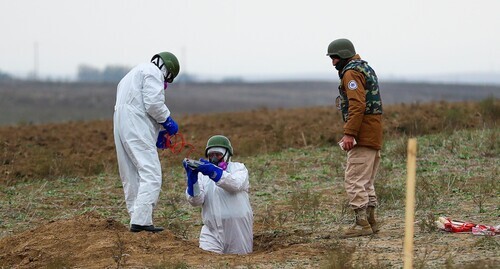 Sappers dismantling the bombs in Fizuli, November 18, 2020. Photo by Aziz Karimov for the "Caucasian Knot"