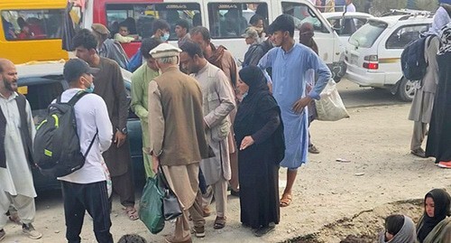 People gather at the airport in Kabul, August 19, 2021. Photo: Mirwais Khan Amiri/via REUTERS