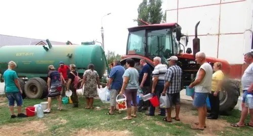 People stand in line to the water truck, Svetly Yar. Photo by Vyacheslav Yaschenko for the Caucasian Knot