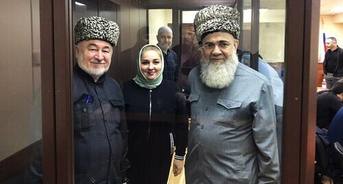 Zarifa Sautieva (in the centre), Malsag Uzhakhov and Akmed Barakhoev before the court session. March 2021. Photo by Bagaudin Myakiev