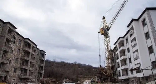 Construction of a high-rise building in the village of Krasny Bazar. Photo: David Ghahramanyan / Ministry of Territorial Administration and Development of Astrakh