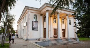A museum in the city of Kobuleti. Photo by Michael https://commons.wikimedia.org/wiki/Category:Kobuleti#/media/File:Kobuleti_Museum.jpg
