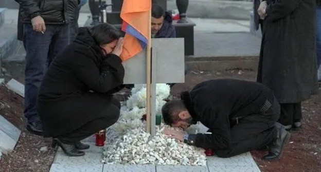 At a grave in the cemetery of the Yerablur military pantheon on the day of nationwide mourning for those killed in the Nagorno-Karabakh conflict, Yerevan, Armenia, December 19, 2020. Photo: REUTERS/Artem Mikryokov