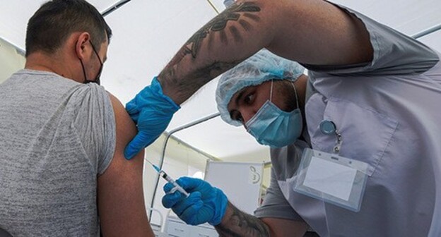 A doctor vaccinates a man. Photo: REUTERS/Tatyana Makeyeva