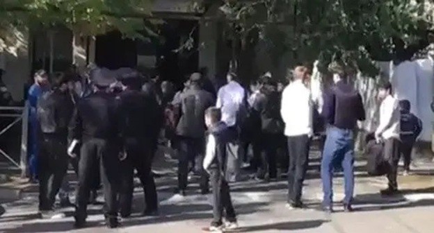 Policemen at the school where tragic accident took place. Screenshot from video posted by RIDUS: http://www.ridus.ru/news/364059