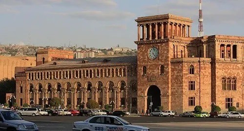 Armenian government building in Yerevan. Photo: Yugene Yakovenko, http://ru.wikipedia.org