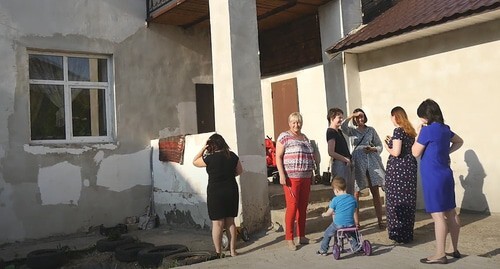 Visitors at the "Mother's House" crisis centre located in the city of Kazan. Screenshot of the video #БросайДоброВВоду https://www.youtube.com/watch?v=B9ubM9PW738&amp;t=5s