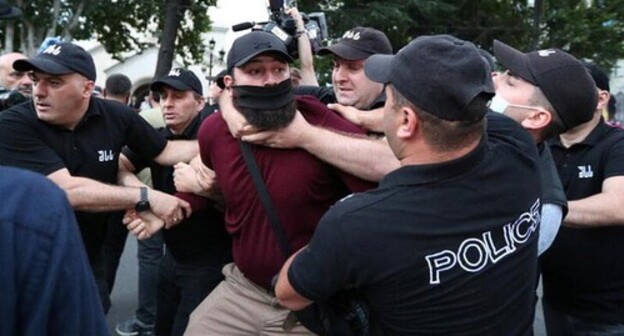 The police detain protesters during the clashes at the protest action against the gay parade in Tbilisi. July 5, 2021. Photo: REUTERS/Irakli Gedenidze