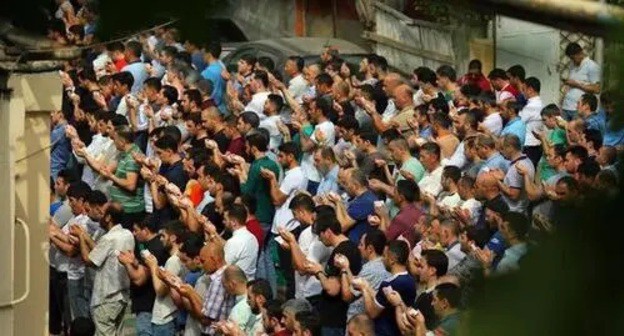 Believers praying in the yard of the Meshadi Dadash Mosque, 2019, Baku. Photo by Aziz Karimov for the Caucasian Knot