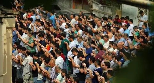 Believers praying in the yard of the Meshadi Dadash Mosque, 2019, Baku. Photo by Aziz Karimov for the Caucasian Knot