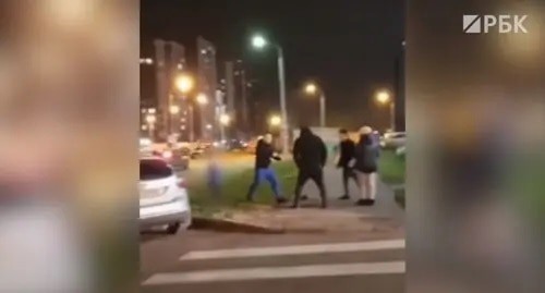 Brawl in the "Novye Vatutinki" neighbourhood of Moscow. Screenshot: https://www.youtube.com/watch?v=bAYbWvwBbFA