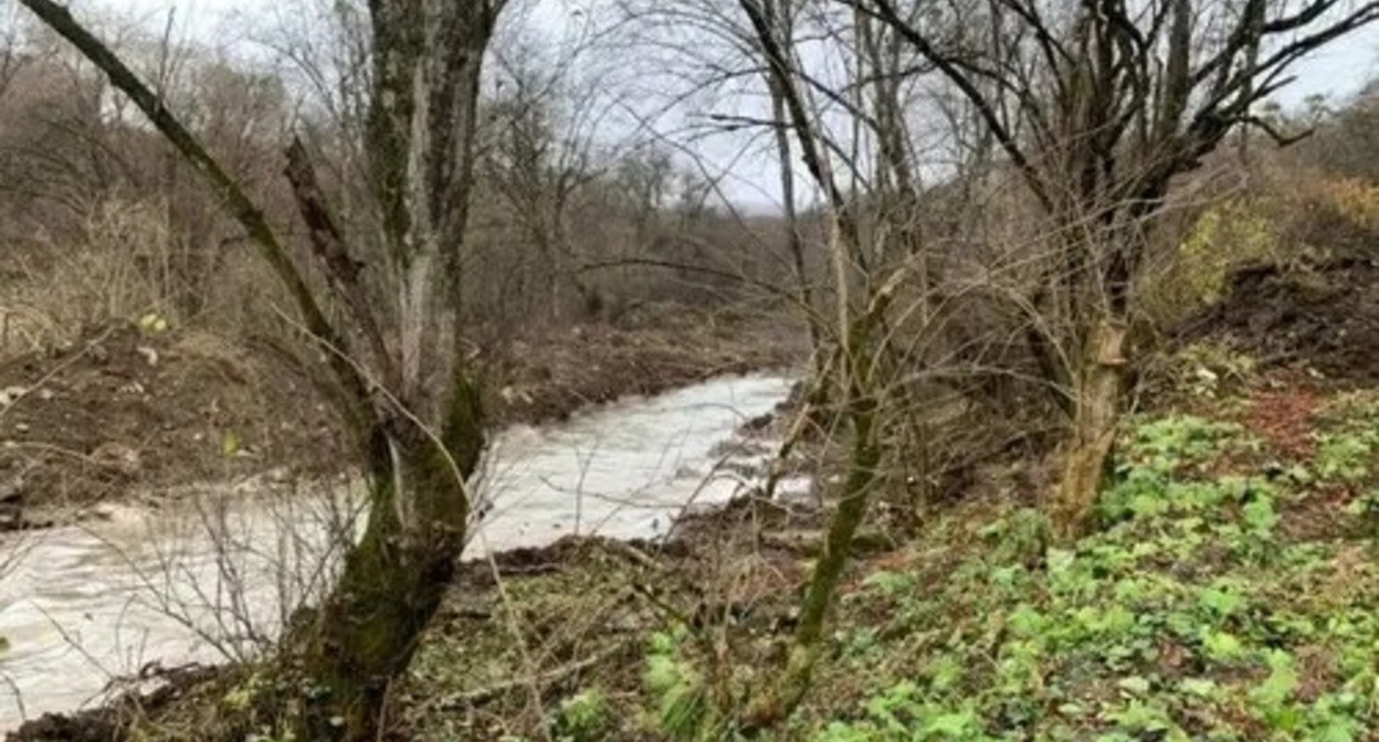 Bank of the Fortanga River. Screenshot of the video posted by the administration of the Sunzhensky district of Ingushetia, https://sunja-ri.ru/о-ситуации-на-границе-в-сельском-посел/