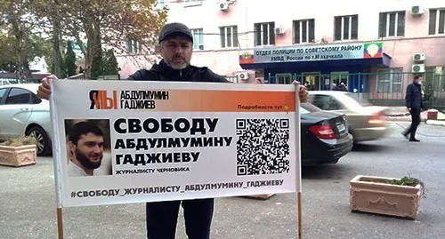 Salim Khalitov continues a picket outside the police station, where journalist Magomed Magomedov was taken on November 15, 2021. Photo by Rasul Magomedov