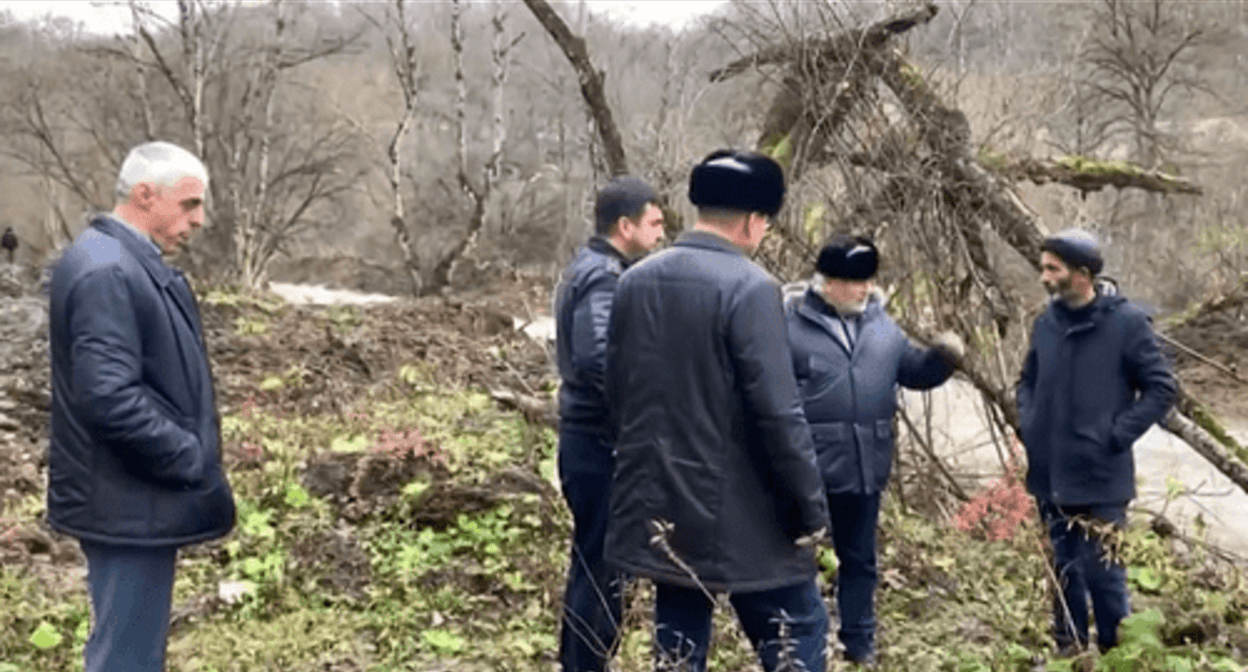 Inspection of the bank of the Fortanga River. Screenshot of the video by the Ingushetia TV channel youtu.be/ozsPaw035MM