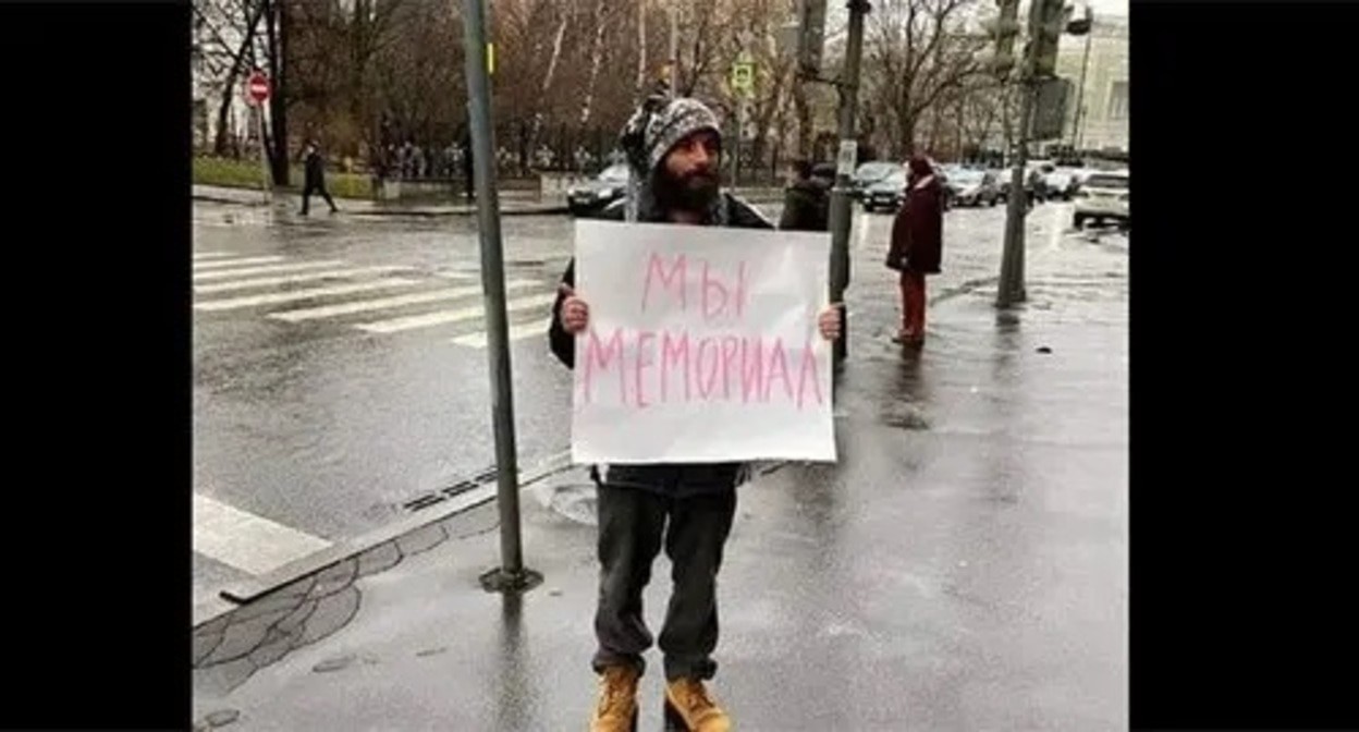 Alexei Belenkin holds a solo picket. Photo: https://www.facebook.com/lehabelyi