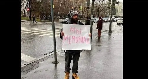 Alexei Belenkin holds a solo picket. Photo: https://www.facebook.com/lehabelyi