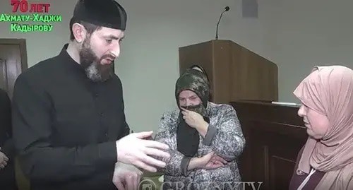 Adam Elzhurkaev, head of the Centre for Islamic Medicine, talks to the women detained for practising witchcraft. Screenshot of the report by the Grozny TV channel https://www.instagram.com/p/CXMJRCqjMh3/