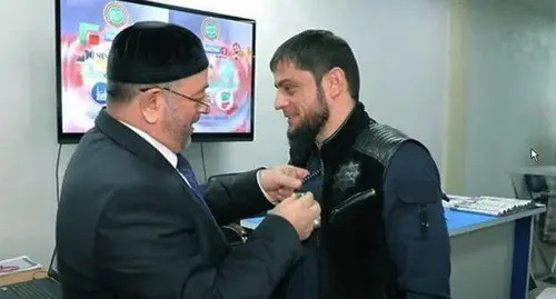 Decoration of Akhmed Dudaev (right), Minister for Press of Chechnya, with a medal for the protection of human rights. Screenshot: https://www.youtube.com/watch?v=RSCzvy_pPPk
