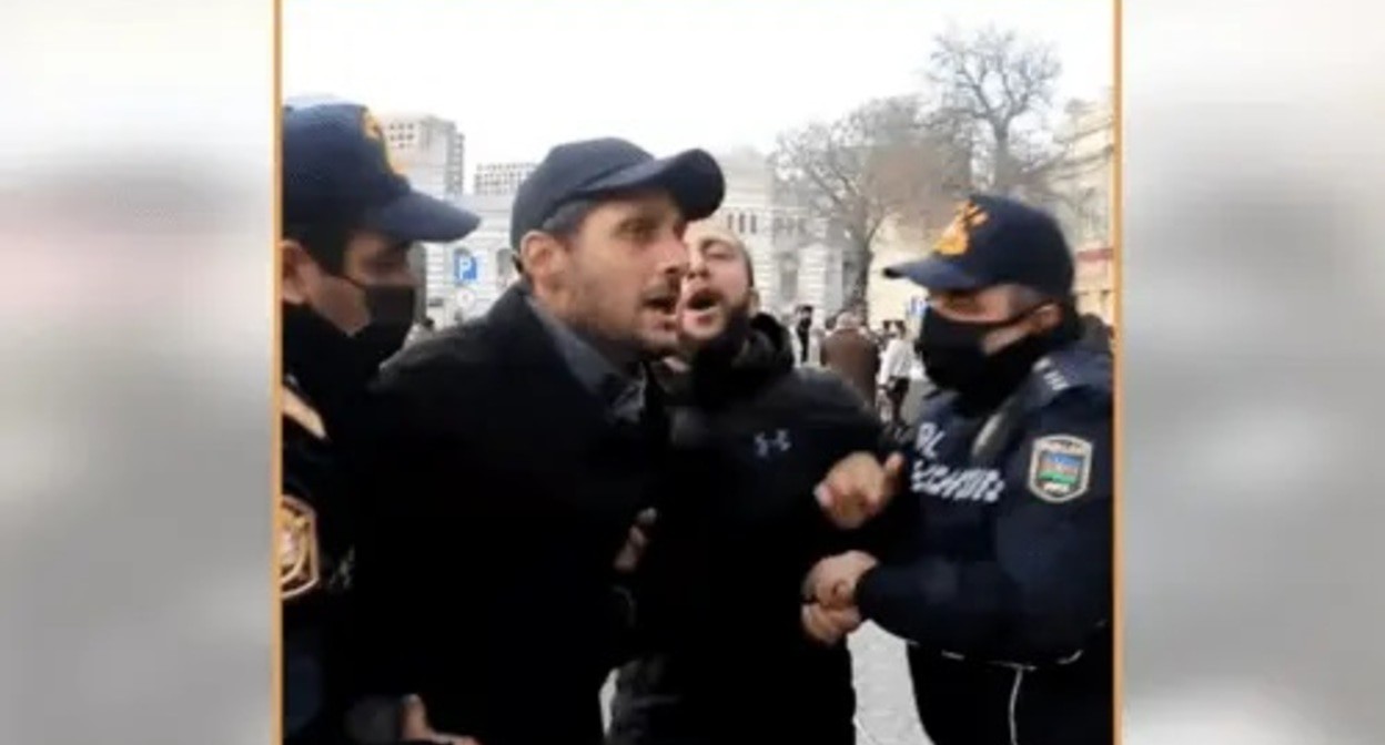 Police detain activists at a rally in support of Salekh Rustamov, Baku, December 11, 2021. Screenshot: https://www.facebook.com/watch/?v=347679063596939&extid=NS-UNK-UNK-UNK-IOS_GK0T-GK1C&amp;ref=sharing