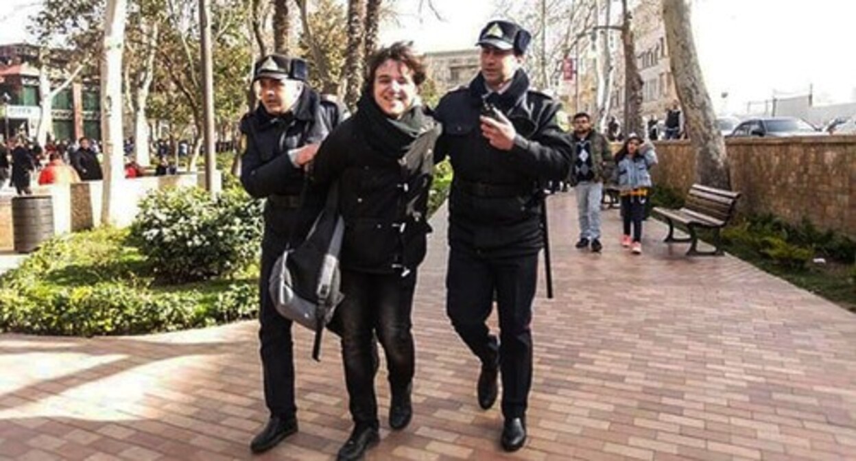 The police detains Rustam Ismayilbeili (in the center). Photo: Veli Shukurov https://jam-news.net/ru