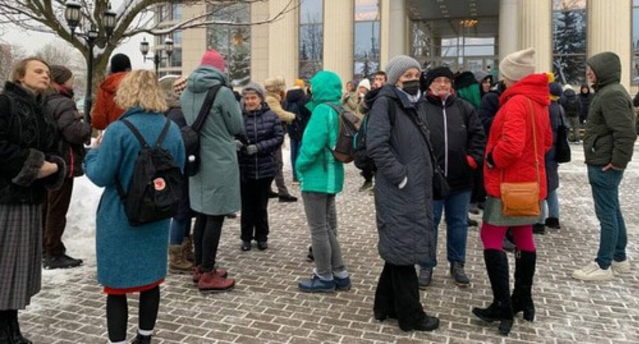 Supportes of the Human Rights Centre (HRC) “Memorial” near the courthouse before the court hearing. Moscow, December 16, 2021. Photo by the press service of the HRC “Memorial”