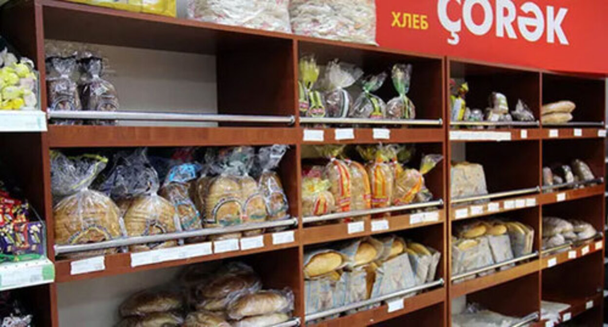 Shelves with bread. Photo: http://report.az/biznes/i-qtisadiyyat-nazirliyi-azerbaycanda-un-ve-corek-qonsu-olkelerden-ucuzdur/