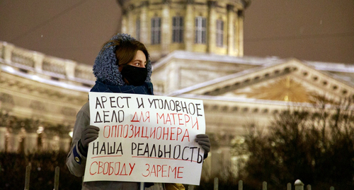 A solo picket in support of Zarema Musayeva, held by a St. Petersburg activist on Nevsky Prospekt near the Kazan Cathedral on the evening of January 31. Photo: https://www.zaks.ru/new/archive/view/222274