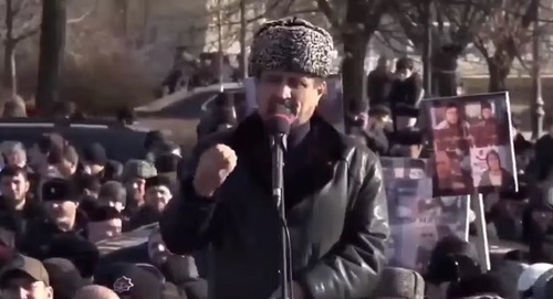 Akhmed Sagov speaks at a rally in Grozny. Screenshot: youtu.be/CSQU74OPo8w