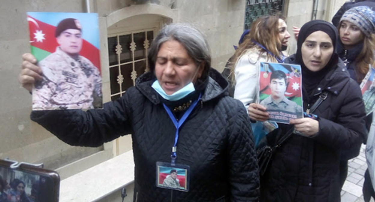 Relatives of the dead soldiers near the building of the presidential administration of Azerbaijan. Photo by Kyamal Ali for the Caucasian Knot