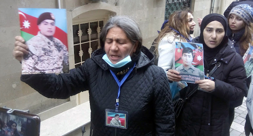 Relatives of the dead soldiers near the building of the presidential administration of Azerbaijan. Photo by Kyamal Ali for the Caucasian Knot