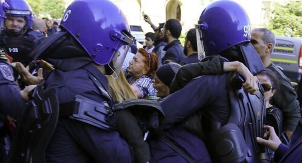 Law enforcers during a protest rally in Baku. Photo by Aziz Karimov for the Caucasian Knot