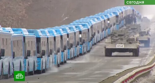 Evacuation buses prepared by Russia for the residents of Ukraine. Screenshot of the video https://www.youtube.com/watch?v=KKxgTNa7XE4