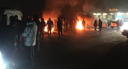 Participants of a protest action on the Yerevan - Sevan highway. Photo: Andrey Ivanov, https://www.facebook.com/photo/?fbid=10224580714977647&amp;set=a.4016079932696